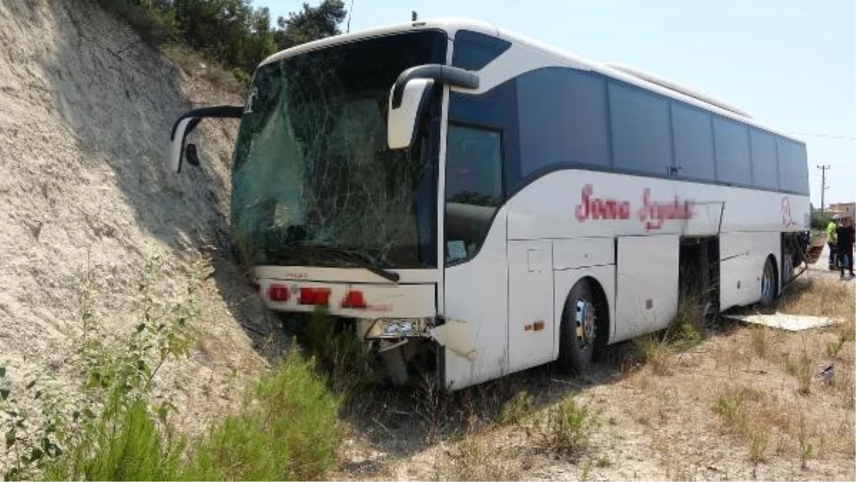 Çanakkale\'de Yolcu Otobüsü Şarampole Düştü: 5 Yaralı