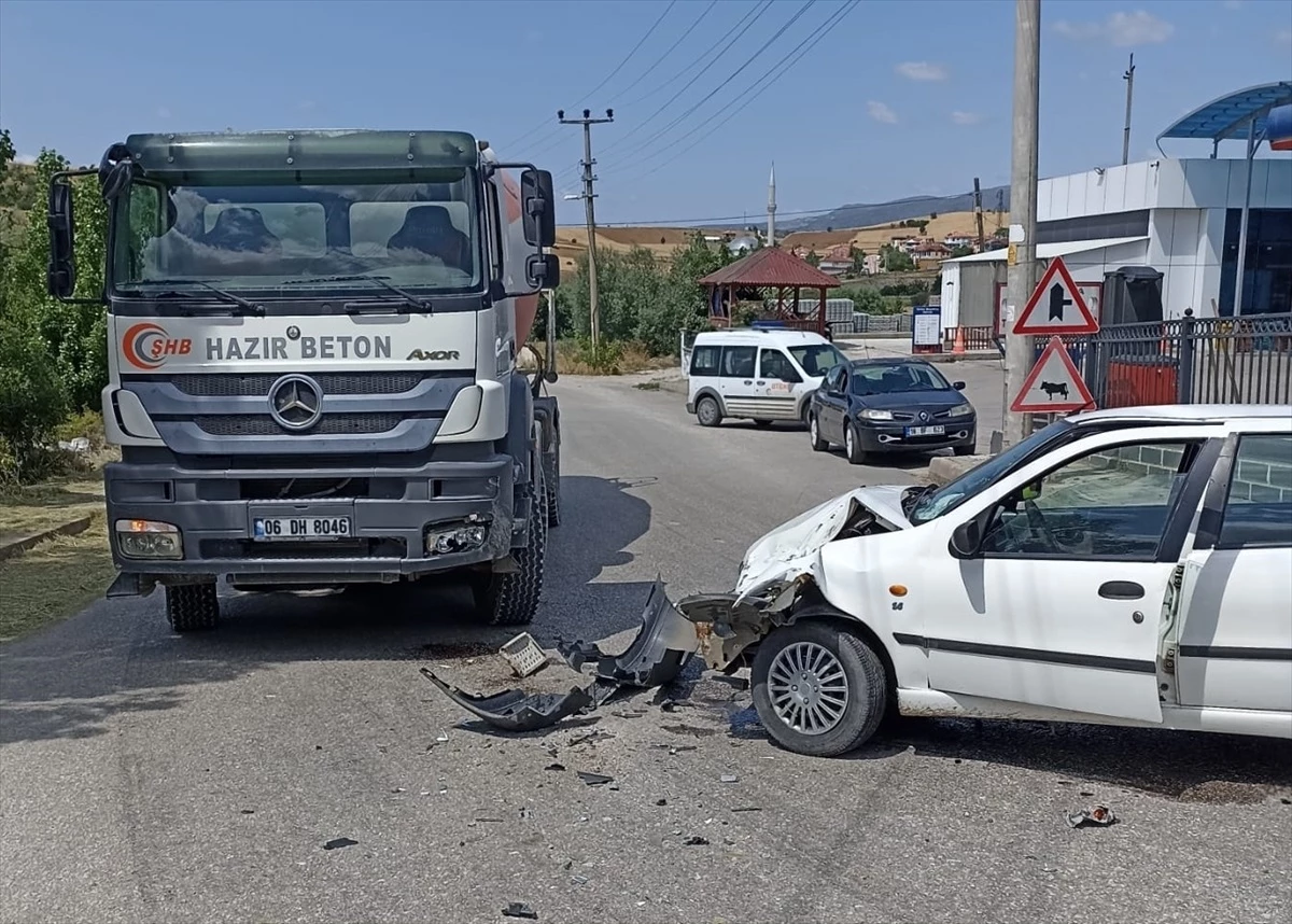 Çankırı\'da beton mikseri ile otomobil çarpıştı, 2 kişi yaralandı