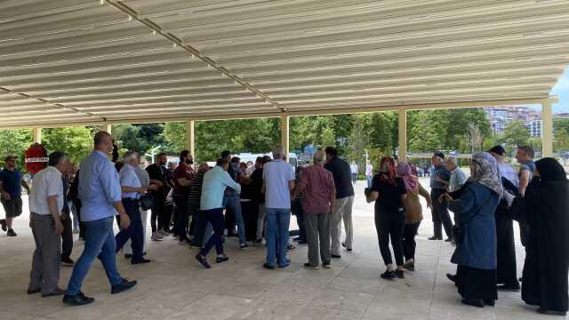 Cenaze namazı öncesi cami avlusunda tekme tokat kavga ettiler