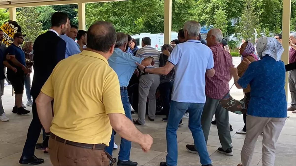 Cenaze namazı öncesi cami avlusunda tekme tokat kavga ettiler