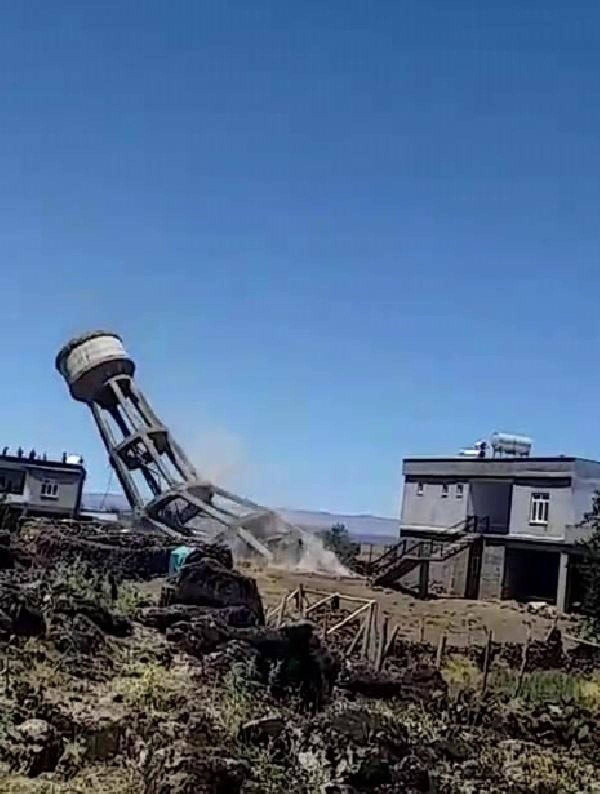 Diyarbakır\'da depremde hasar gören su kulesi kontrollü olarak yıkıldı