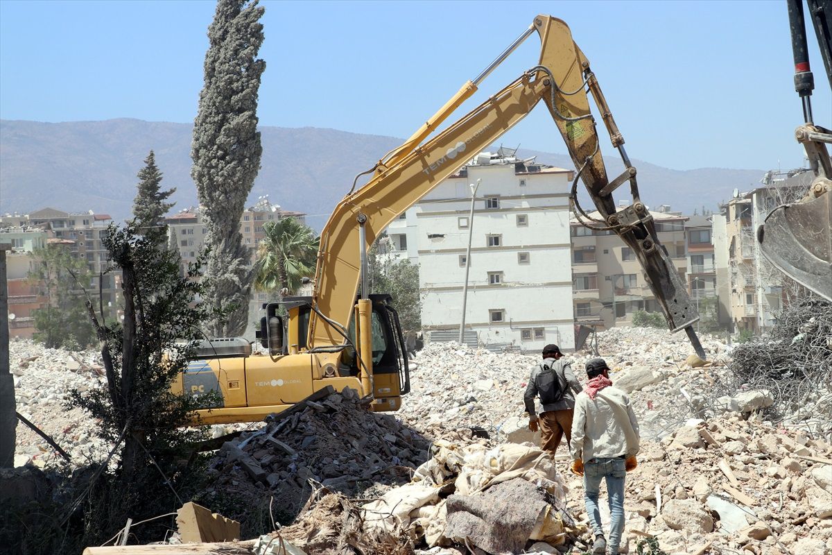 Hatay\'da depremden etkilenen binalar yıkılıyor