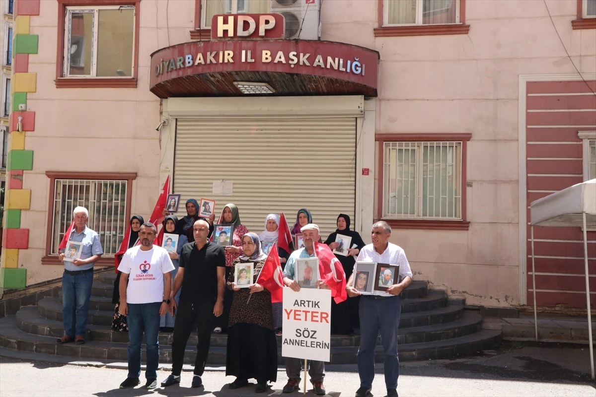 Diyarbakır\'da Annelerin Evlat Nöbetine Bir Aile Daha Katıldı