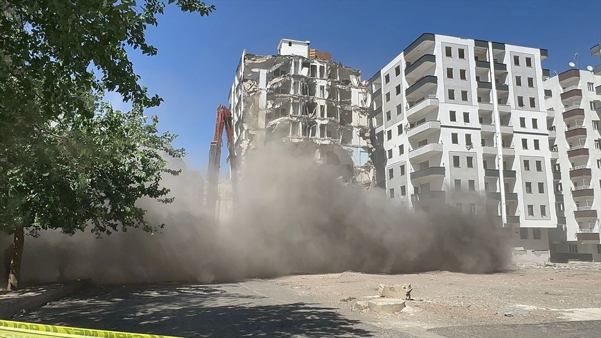 Diyarbakır\'da depremde hasar gören 3 bina yıkılmaya başlandı