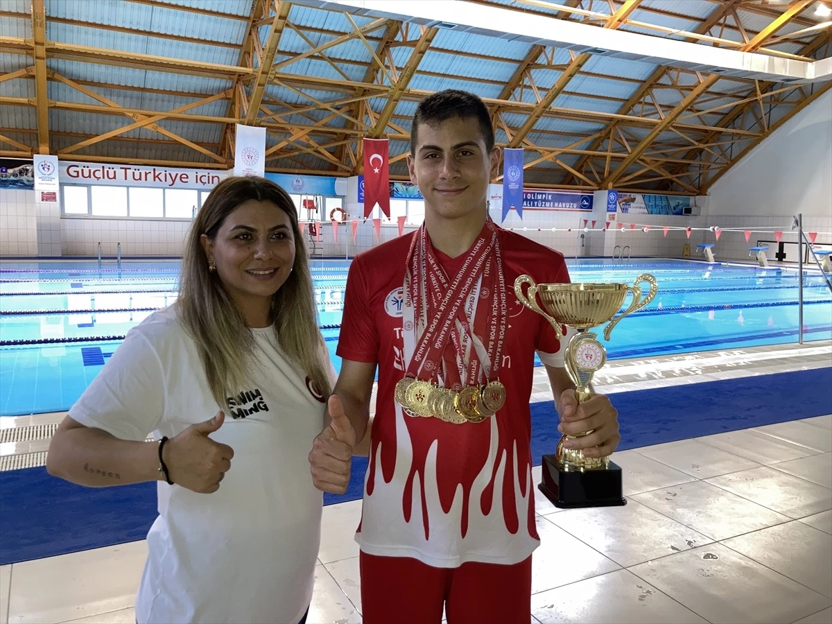 Epilepsi ve disleksi hastası genç yüzücü Türkiye\'yi temsil etmek istiyor
