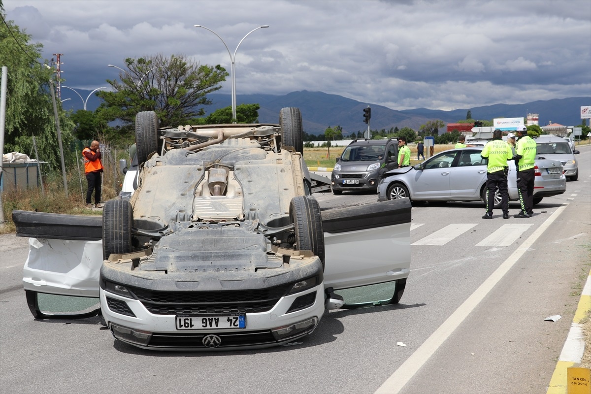 Erzincan\'da Otomobil Çarpışması: 4 Kişi Yaralandı