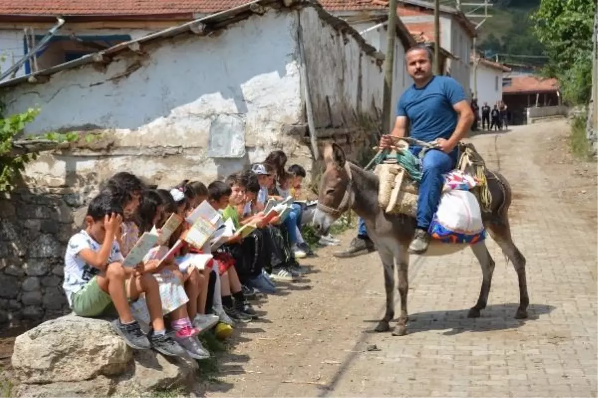 Eşek Sırtında Kitap Dağıtan Gönüllü