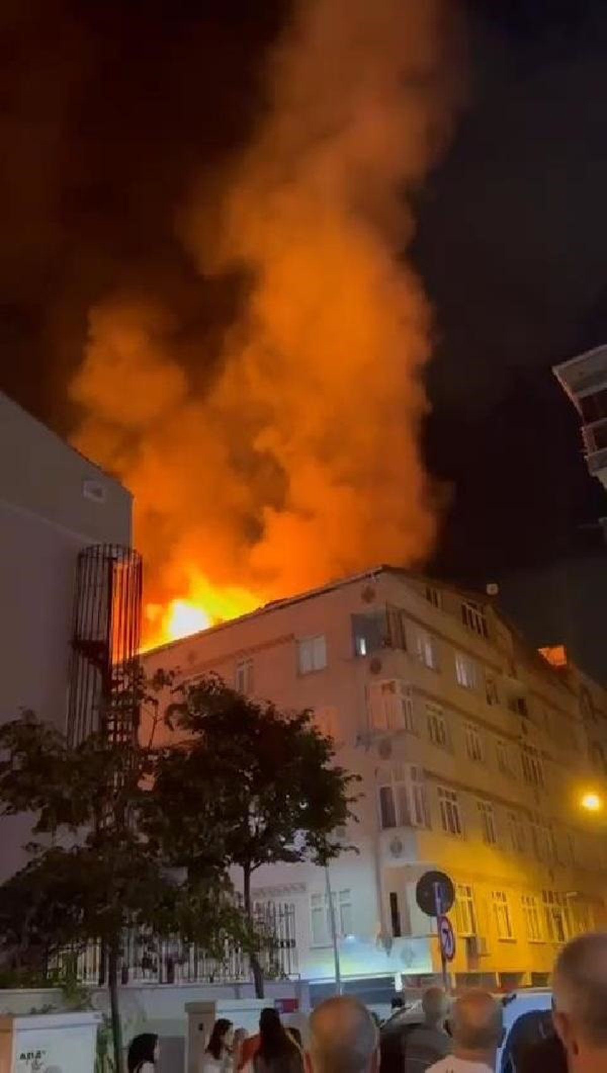 Esenler\'de 5 Katlı Binada Yangın Çıktı