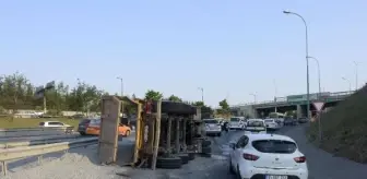 Eyüpsultan'da Çakıl Yüklü Kamyon Devrildi, Sürücü ve Yanındaki Kişi Yaralandı