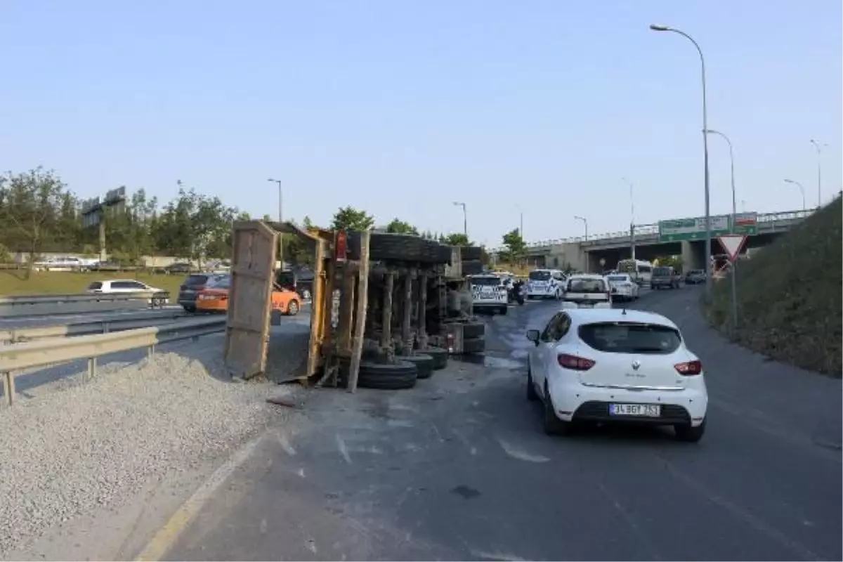Eyüpsultan'da Çakıl Yüklü Kamyon Devrildi, Sürücü ve Yanındaki Kişi Yaralandı