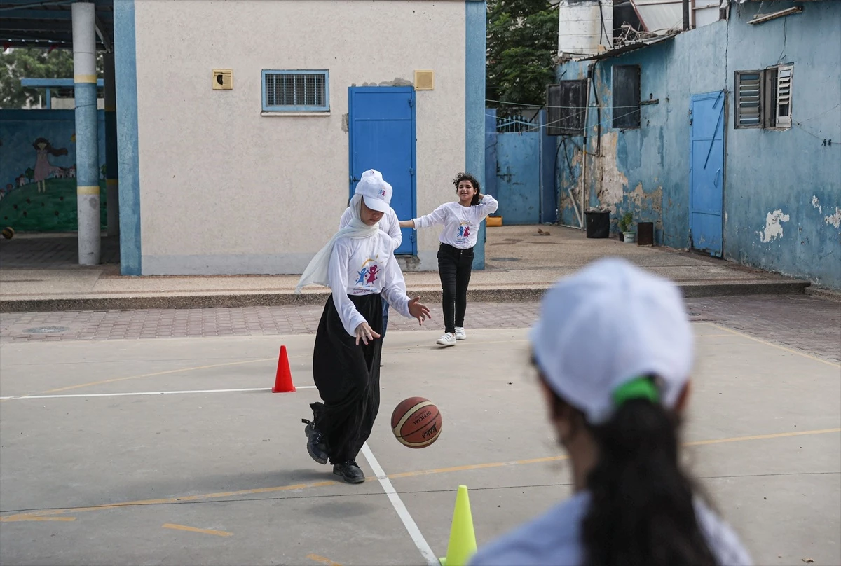 Gazze\'de abluka ve çatışma mağduru çocuklar yaz okulunda sanat ve sporla iyileşiyor