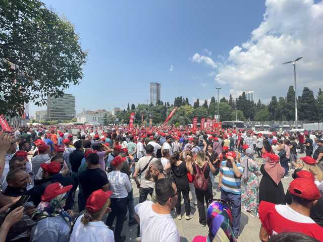 GENEL-İŞ üyeleri İstanbul belediyelerinde iş bıraktı GENEL-İŞ üyeleri İstanbul belediyelerinde iş bıraktı