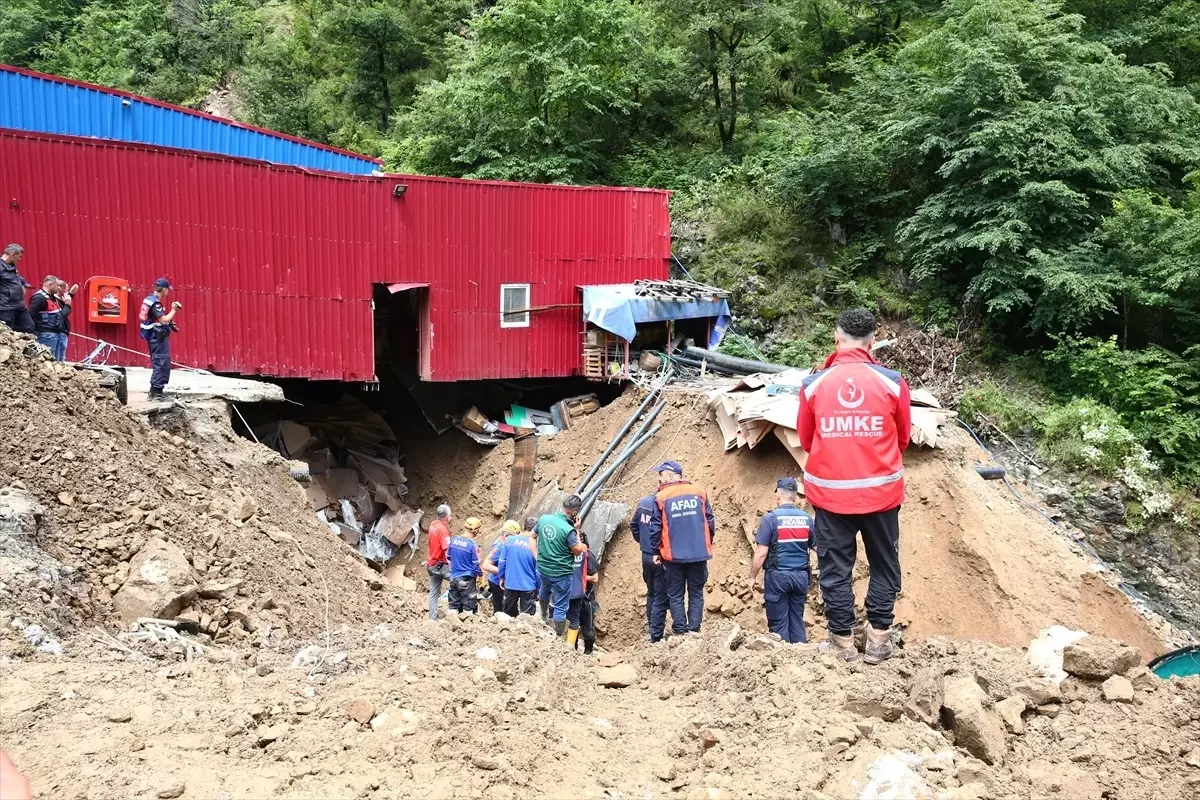 Giresun\'da Fabrika Göçüğü: 2 İşçi Kurtarıldı, 1 İşçi Aranıyor