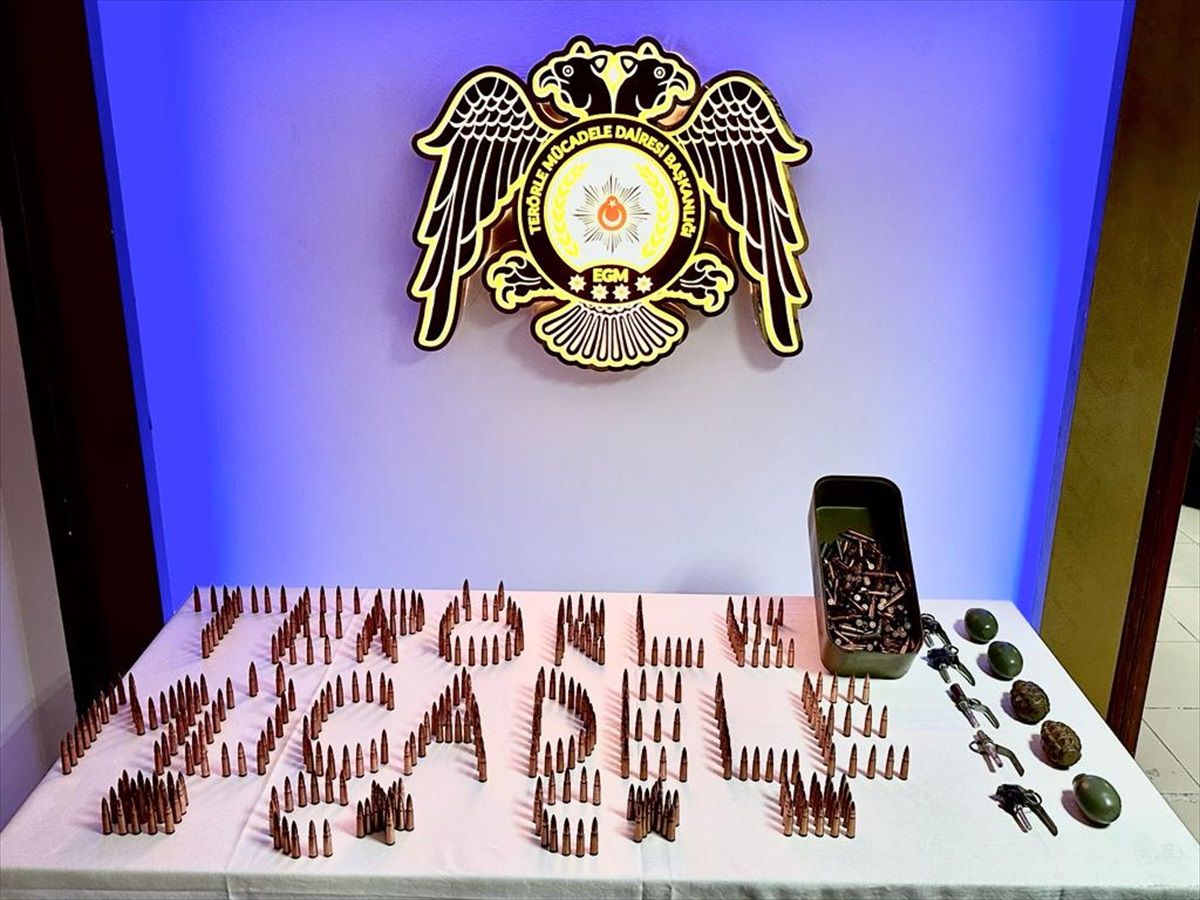 Hatay\'da 5 el bombası ele geçirilen otomobildeki 2 DEAŞ şüphelisi gözaltına alındı