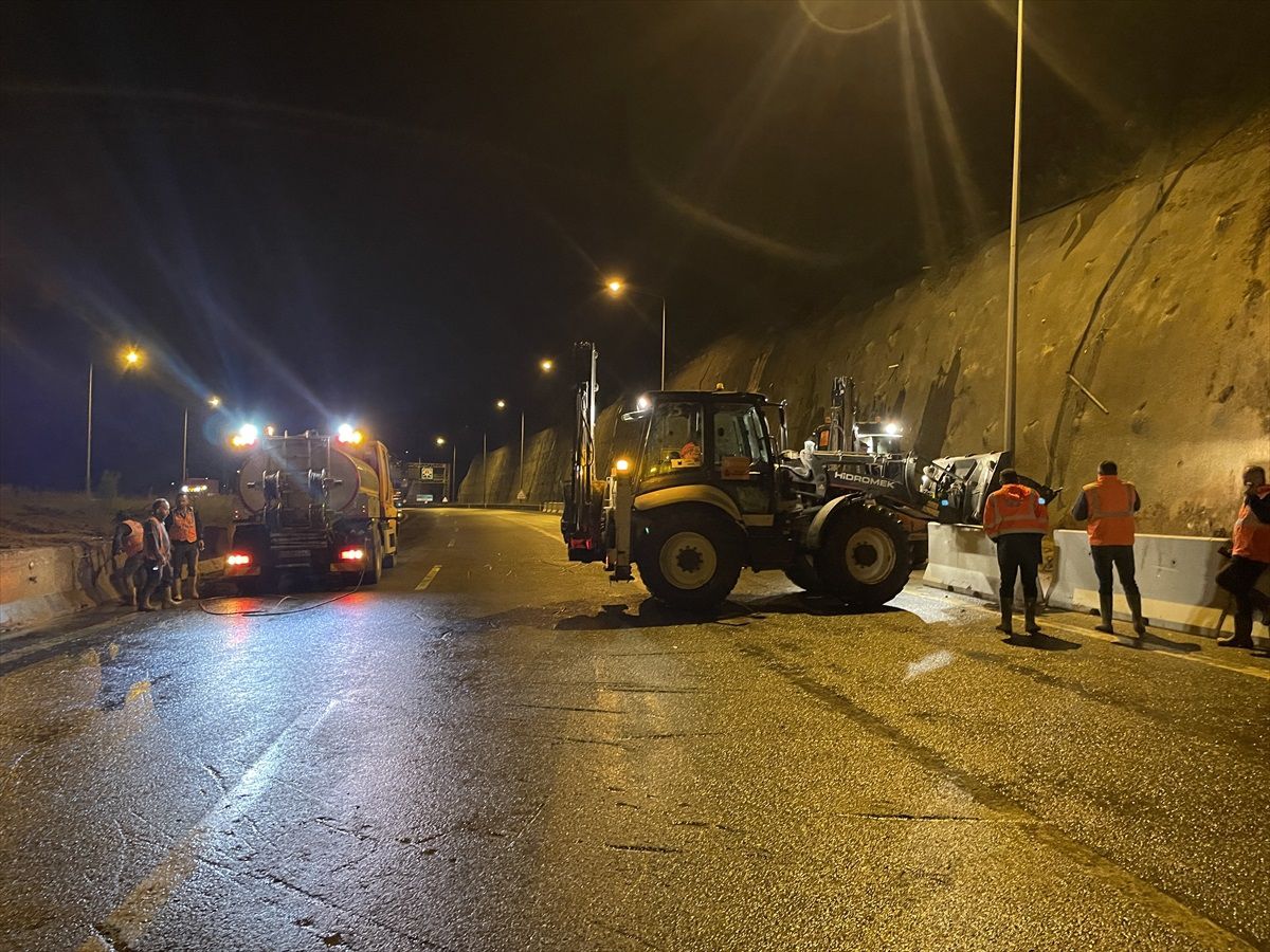 Bolu\'da heyelan nedeniyle kapanan Anadolu Otoyolu İstanbul istikameti tekrar açıldı
