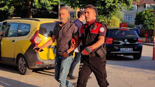 İnegöl'de Kadın Arkadaşını Taciz Eden Kişiye Satırla Saldırı