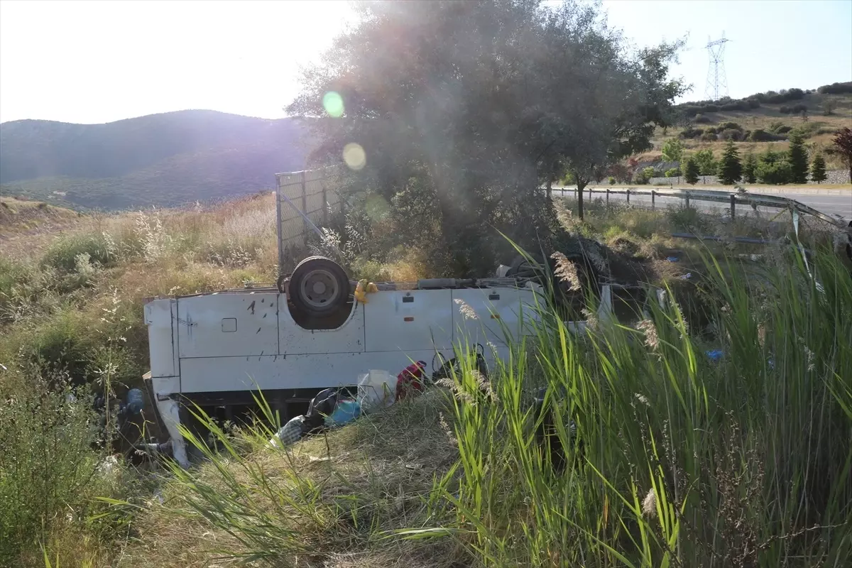 Isparta\'da Midibüs Kazası: 1 Ölü, 2 Ağır Yaralı