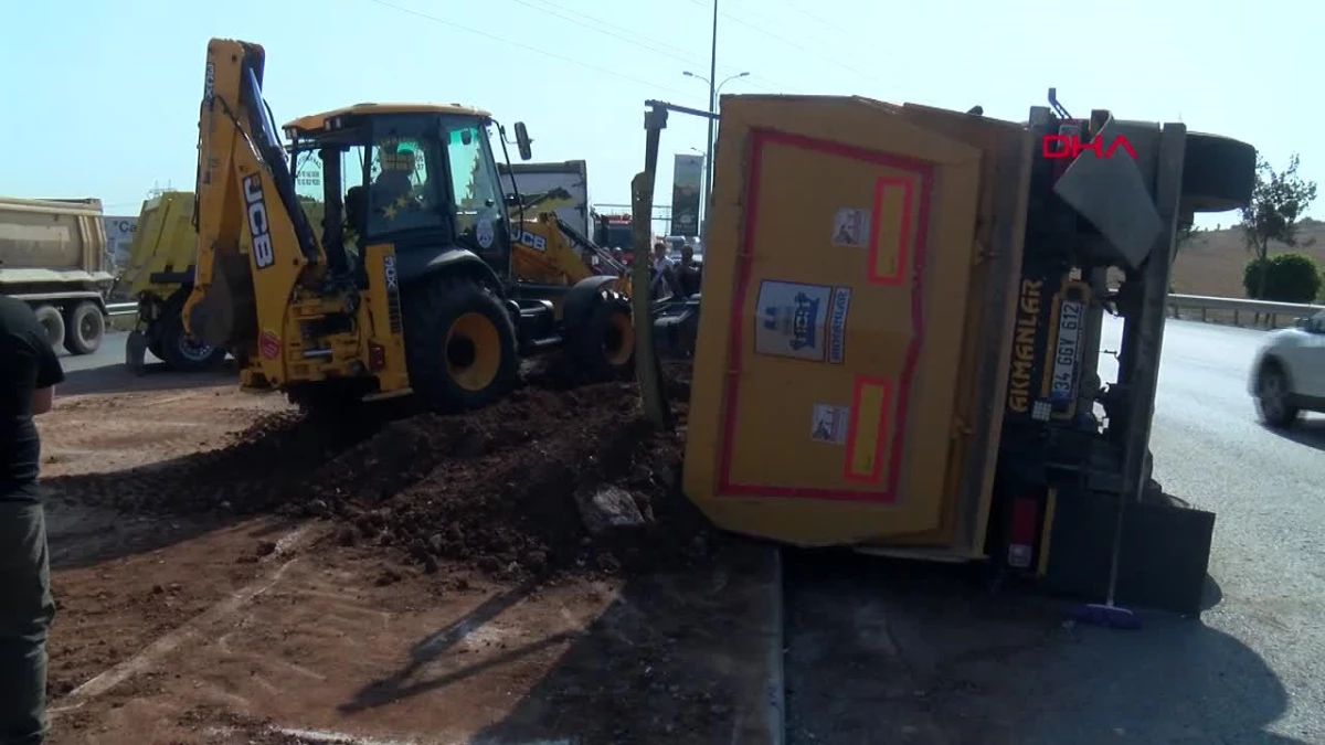Tuzla\'da hafriyat kamyonu devrildi, şoför yaralandı