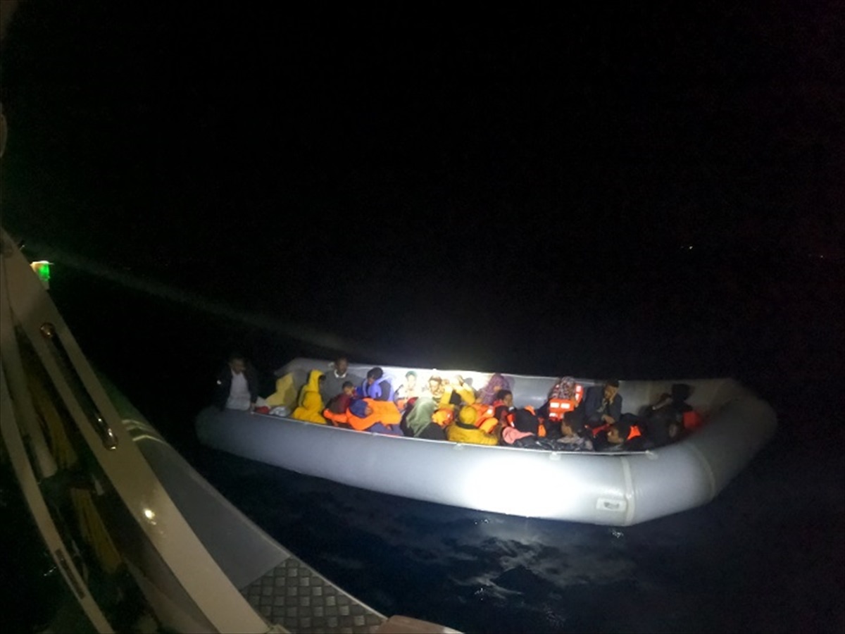 İzmir Dikili açıklarında Yunanistan unsurlarınca geri itilen 25 düzensiz göçmen kurtarıldı