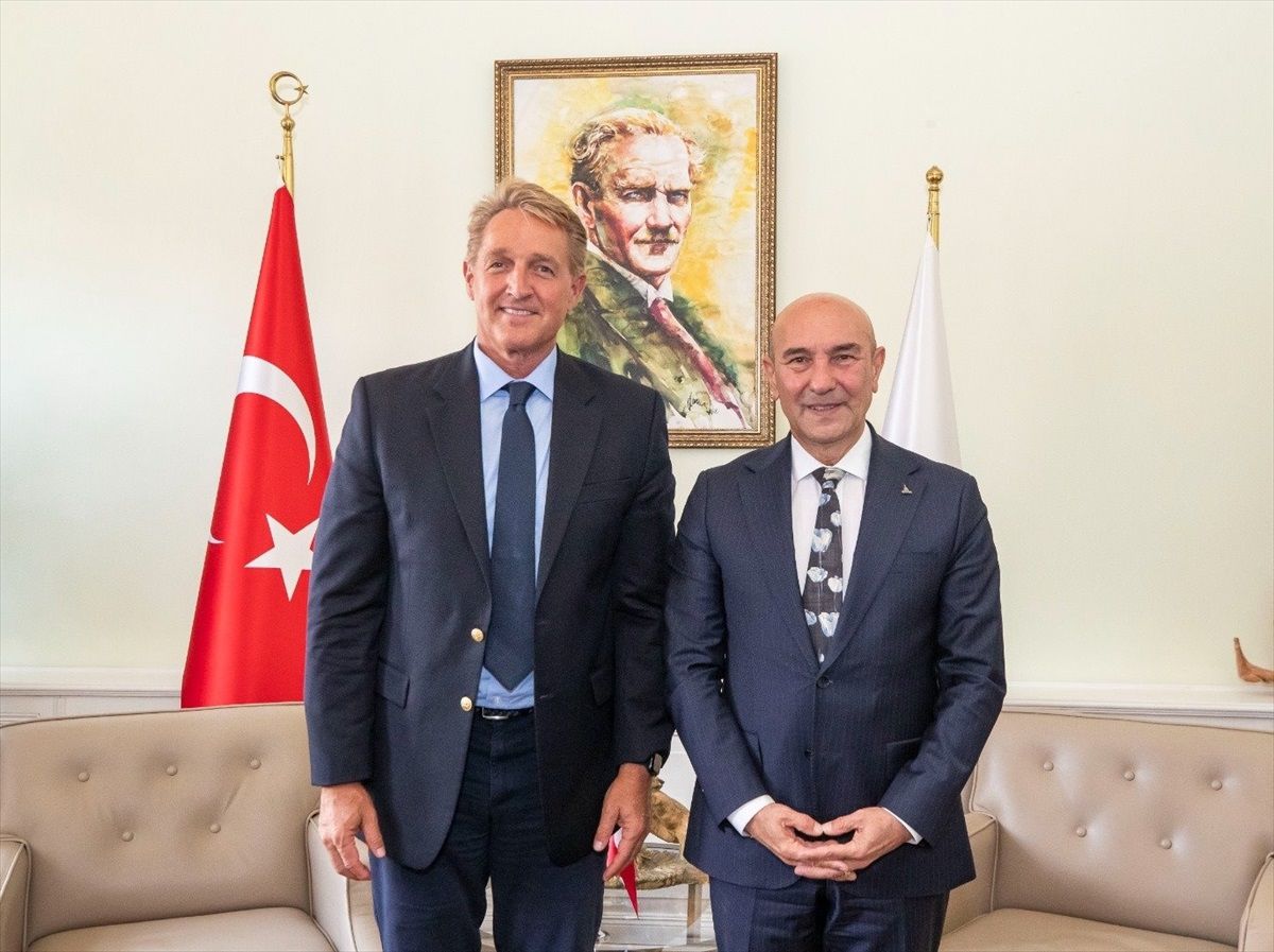 İzmir Büyükşehir Belediye Başkanı Tunç Soyer, ABD Büyükelçisi Jeffry L. Flake\'i makamında ağırladı