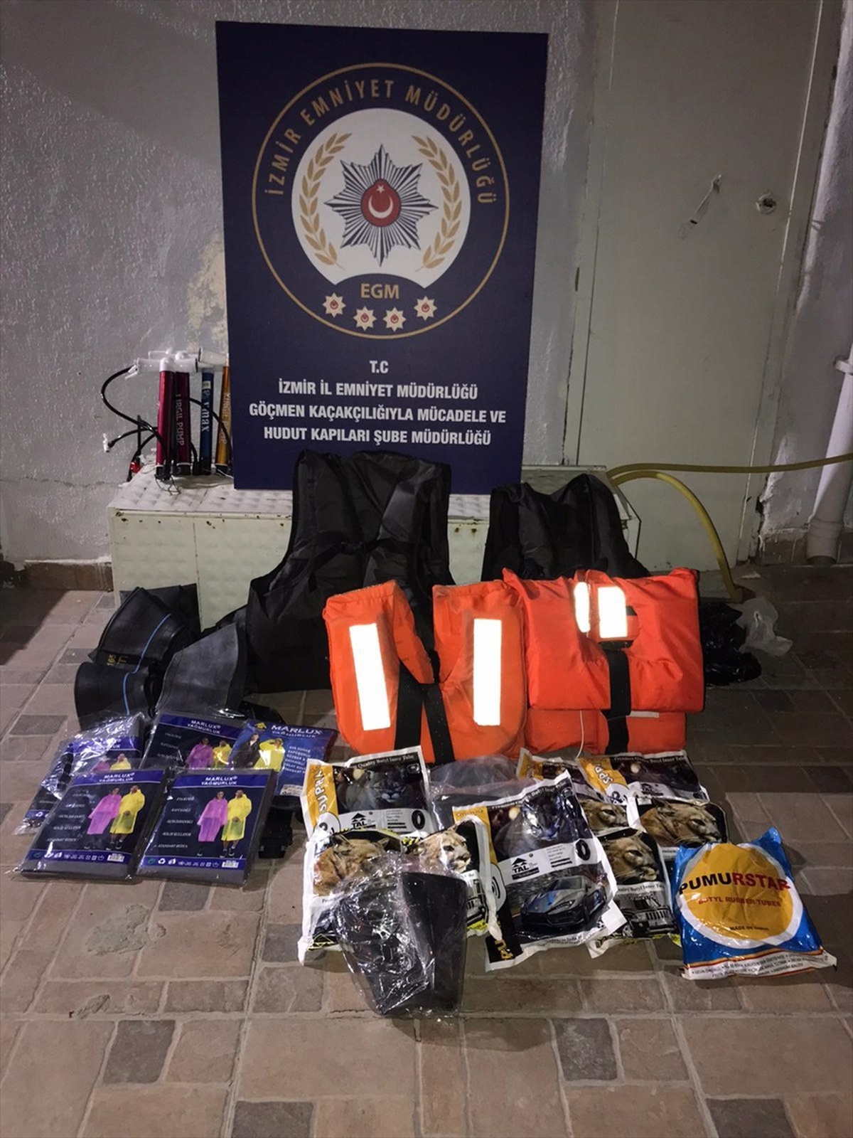 İzmir\'de durdurulan takside 4 düzensiz göçmen yakalandı