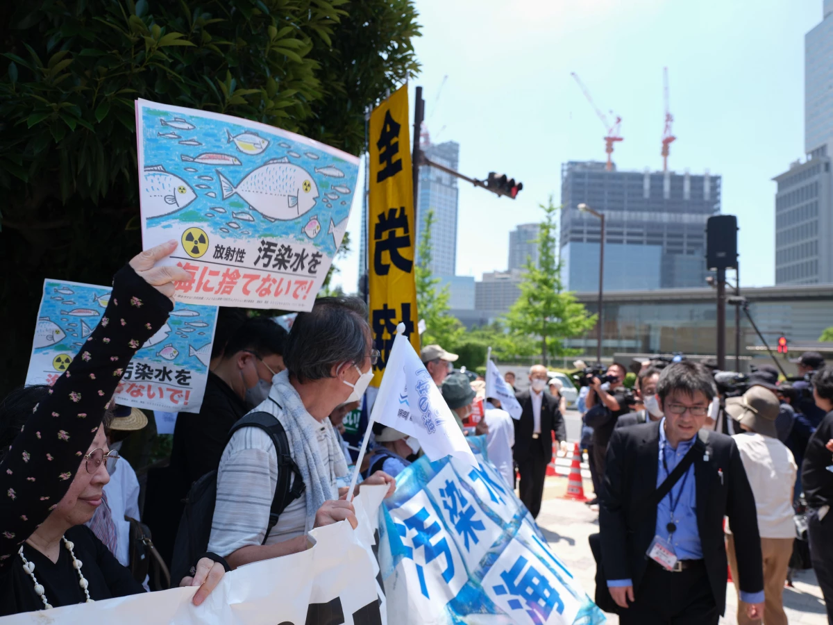 Japonya\'da Radyoaktif Atık Suyu Okyanusa Boşaltma Planına Karşı Protesto