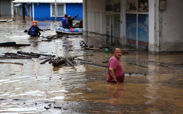 Karadeniz selin yaralarını sarıyor! Ev ve iş yerleri çamurla kaplandı, kayıp 1 kişi aranıyor