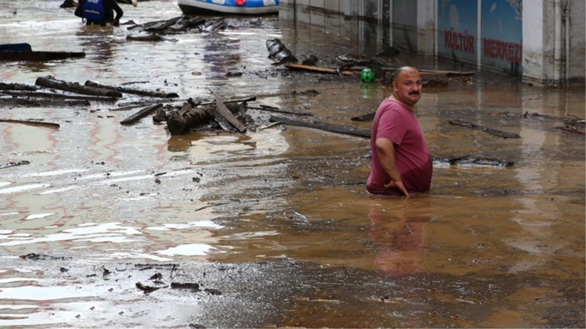 Karadeniz\'in sel felaketiyle mücadelesi sürüyor! Ev ve iş yerleri çamurla kaplandı, kayıp 1 kişi aranıyor