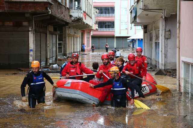 Karadeniz selin yaralarını sarıyor! Ev ve iş yerleri çamurla kaplandı, kayıp 1 kişi aranıyor