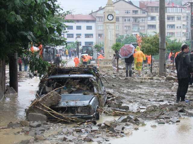 Karadeniz selin yaralarını sarıyor! Ev ve iş yerleri çamurla kaplandı, kayıp 1 kişi aranıyor