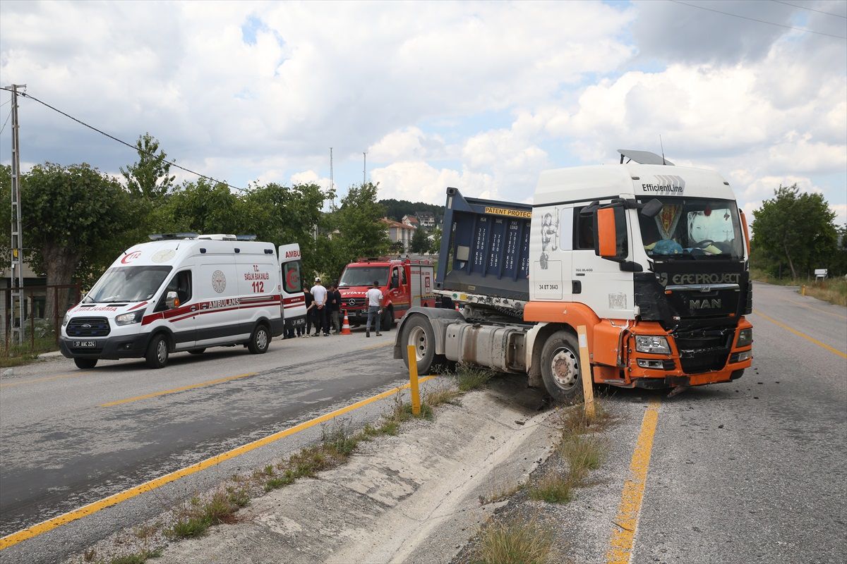 Kastamonu\'da kamyon ile otomobilin çarpıştığı kazada 1 kişi öldü, 1 kişi yaralandı