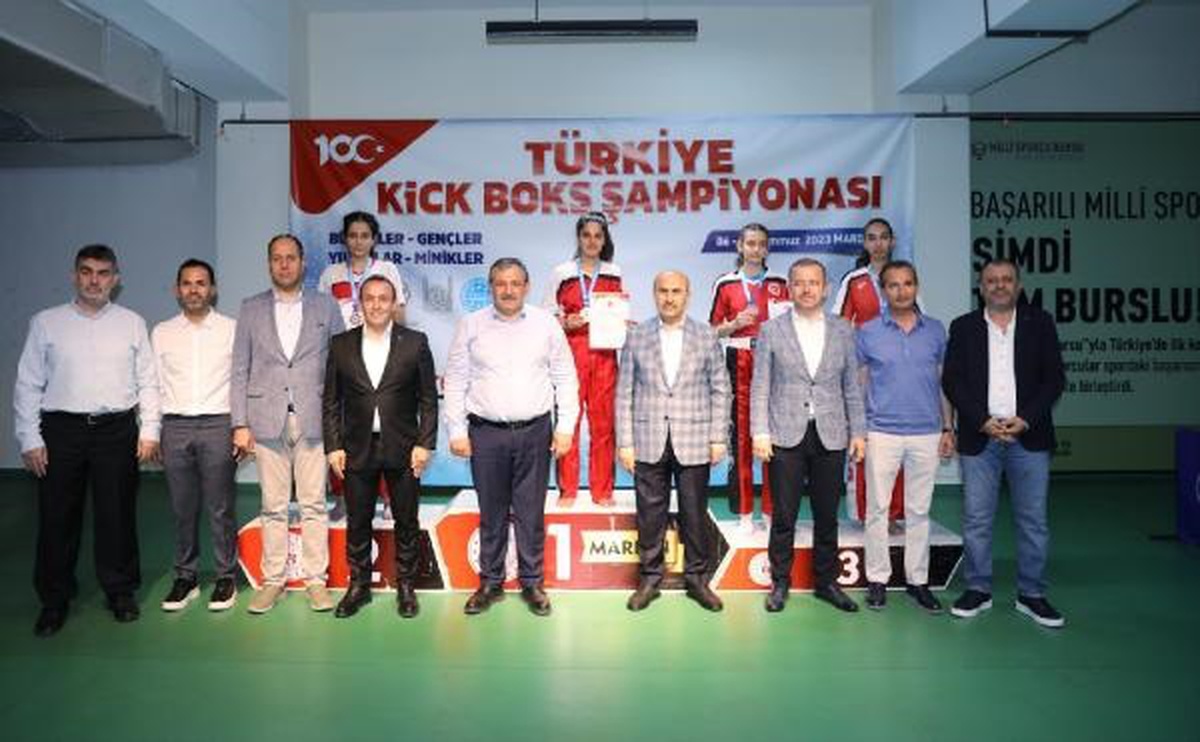 Mardin\'de düzenlenen Türkiye Kick Boks Şampiyonası\'nda başarı elde eden sporculara madalya ve başarı belgeleri verildi