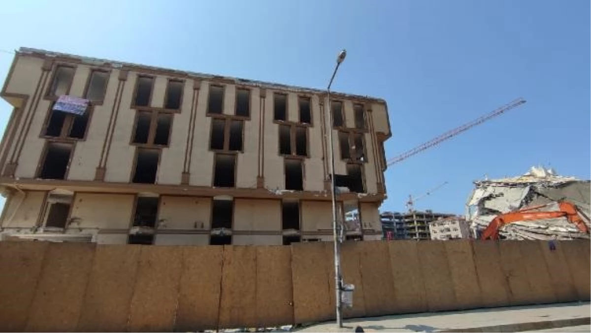Küçükçekmece\'de Arel Üniversitesi\'nin çöken binasının yıkımı başladı