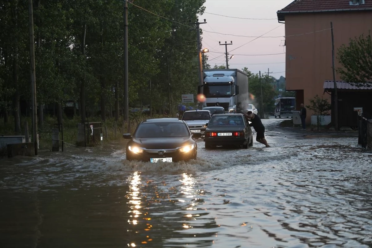 Melen Çayı\'ndaki taşkın nedeniyle Kocaali-Akçakoca kara yolunda trafik aksamaları yaşanıyor