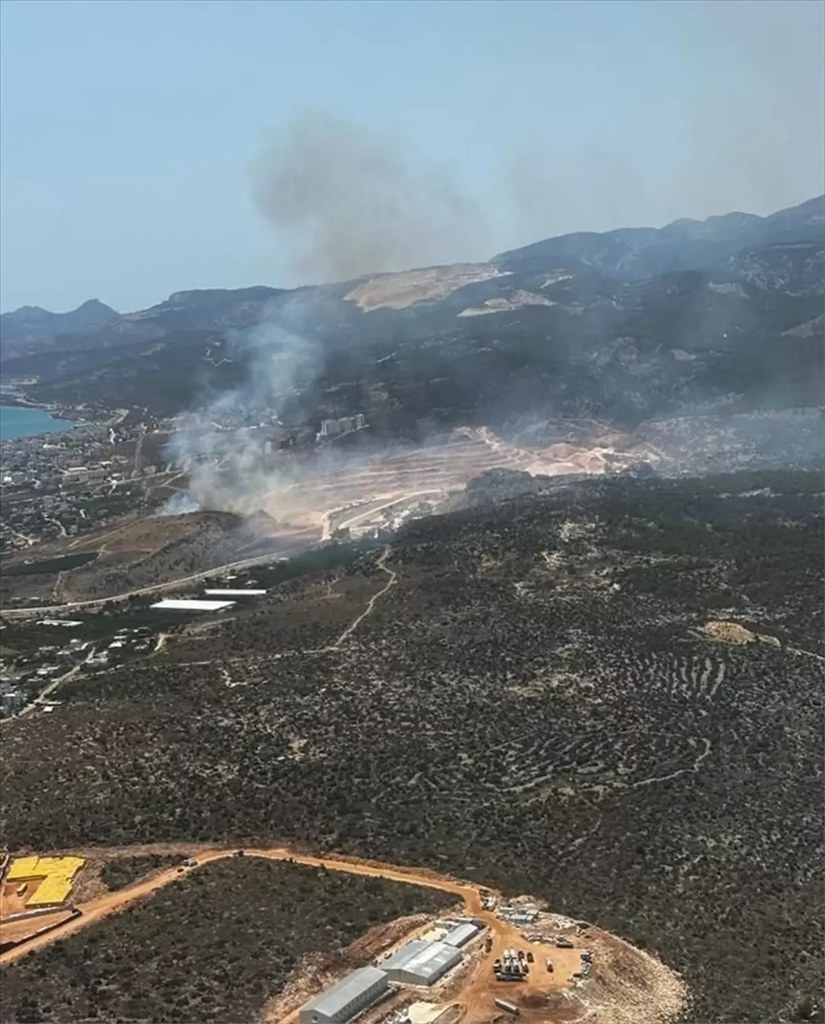 Silifke\'de makilik alanda çıkan yangına havadan ve karadan müdahale