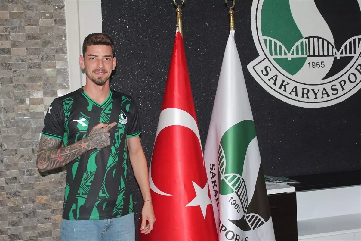 Sakaryaspor, Erdi Dikmen\'i kadrosuna kattı