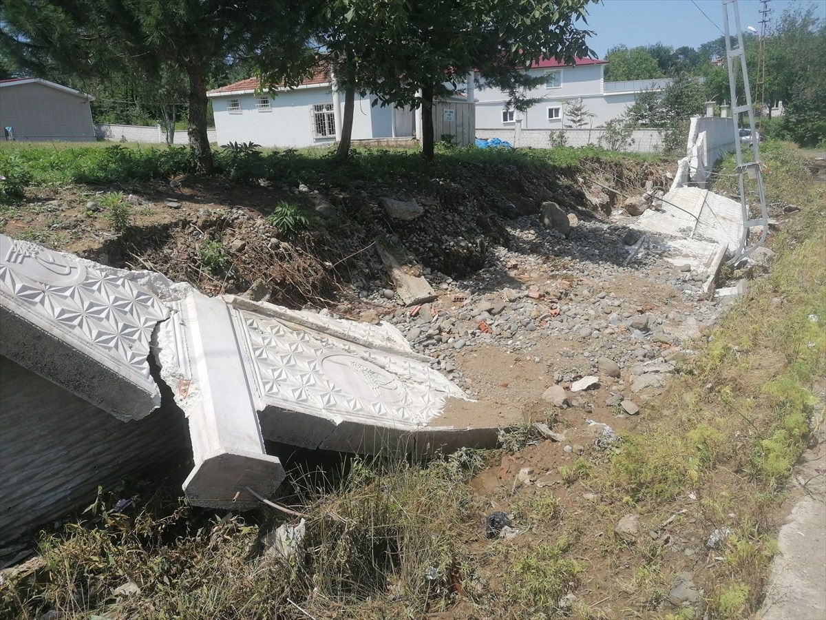 Samsun\'da sağanak nedeniyle okul bahçesindeki suyun duvarı yıktığı an güvenlik kamerasında