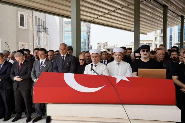 Sanatçı Özkan Uğur için Taksim Camii'nde cenaze namazı kılındı