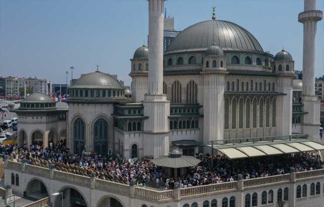 Sanatçı Özkan Uğur için Taksim Camii'nde cenaze namazı kılındı