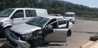 Zonguldak'ta arka tekerleği çıkan otomobil beton bariyere çarptı: 3 yaralı