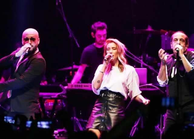 Sıla Gençoğlu, ölümüyle yıkıldığı Özkan Uğur'u konserinde andı