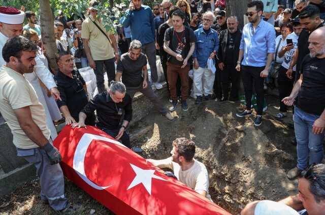 Son veda! Özkan Uğur, Karacaahmet Mezarlığı'na defnedildi