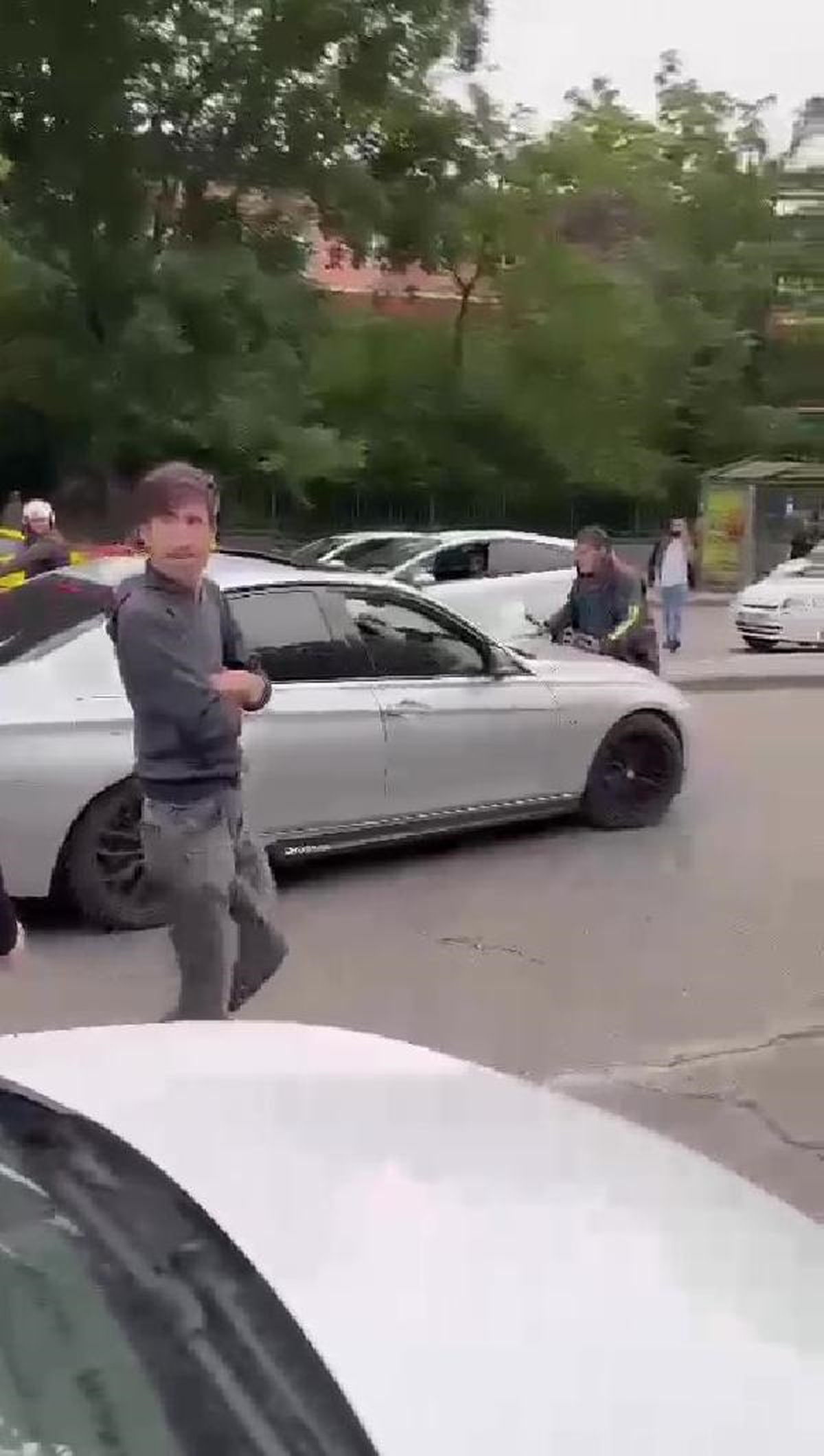 Otomobil Sürücüsü Motokuryeyi Metrelerce Sürükledi