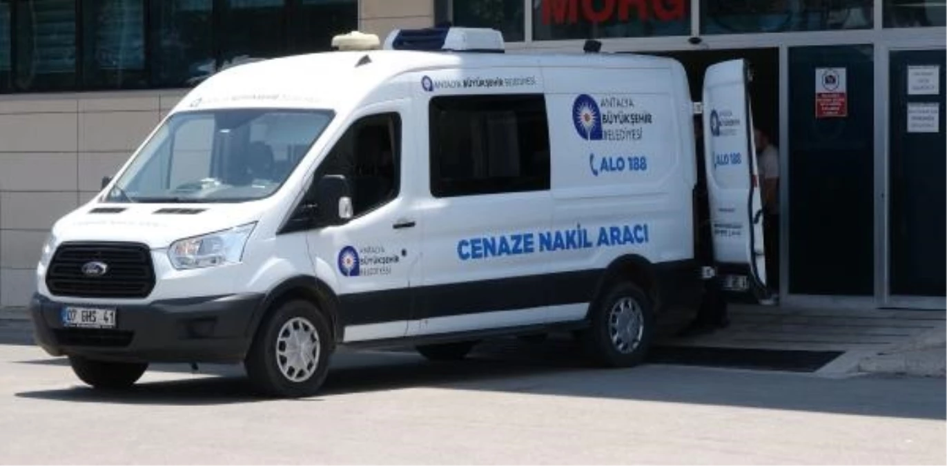 Antalya\'da Tatil Yapan Genç Kalbinden Bıçaklanarak Öldürüldü