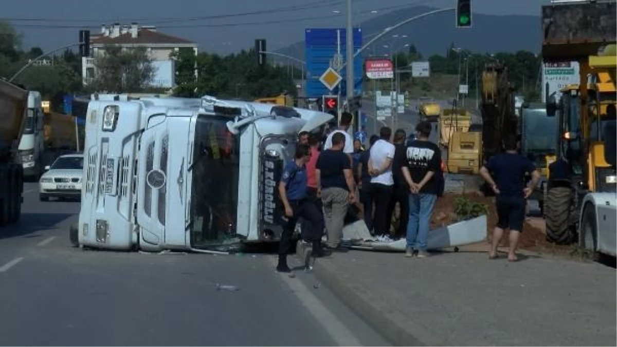 Tuzla\'da hafriyat kamyonu devrildi, şoför yaralandı