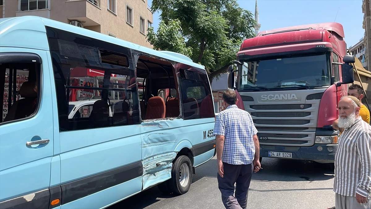 İstanbul Ümraniye\'de Kamyon ile Minibüs Çarpışması: 6 Yaralı