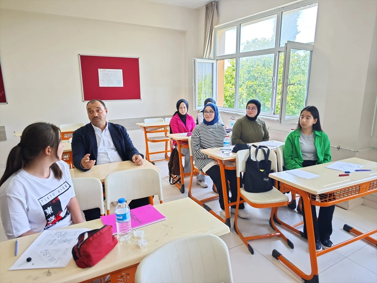 Sakarya Valisi Çetin Oktay Kaldırım, Şehit Serdar Gökbayrak Kız Anadolu İmam Hatip Lisesi\'ni ziyaret etti