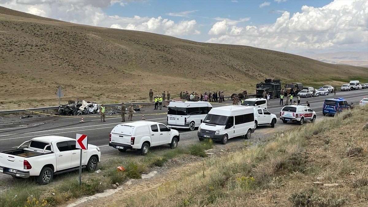 Van\'da askeri araçla otomobil çarpışması: 1 ölü, 12 asker yaralı