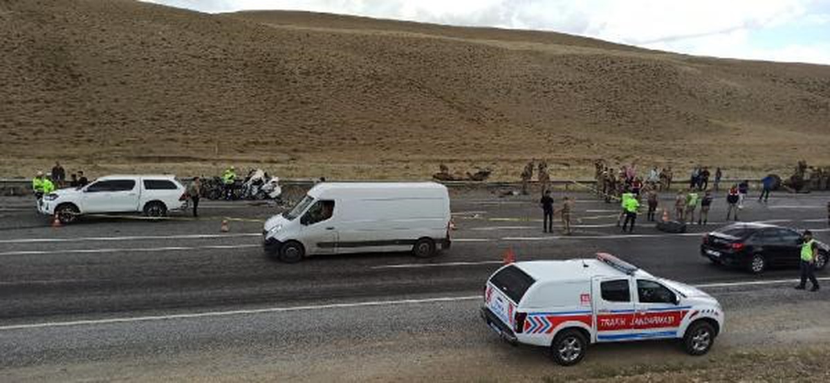 Van-Hakkari kara yolunda askeri araçla çarpışan otomobilde 1 kişi öldü, 13 asker yaralandı