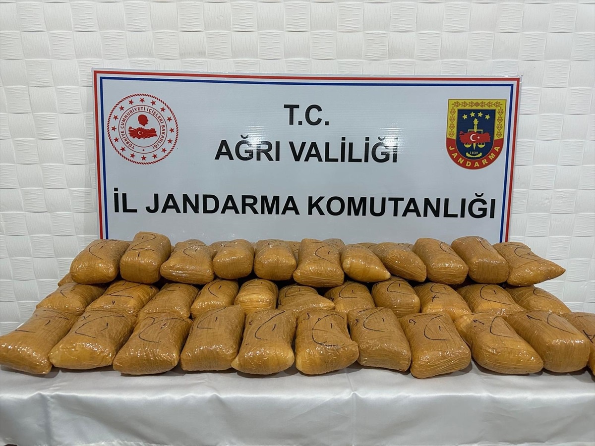 Doğubayazıt\'ta 58,5 Kilogram Uyuşturucuyla Yakalanan 5 Düzensiz Göçmen Tutuklandı